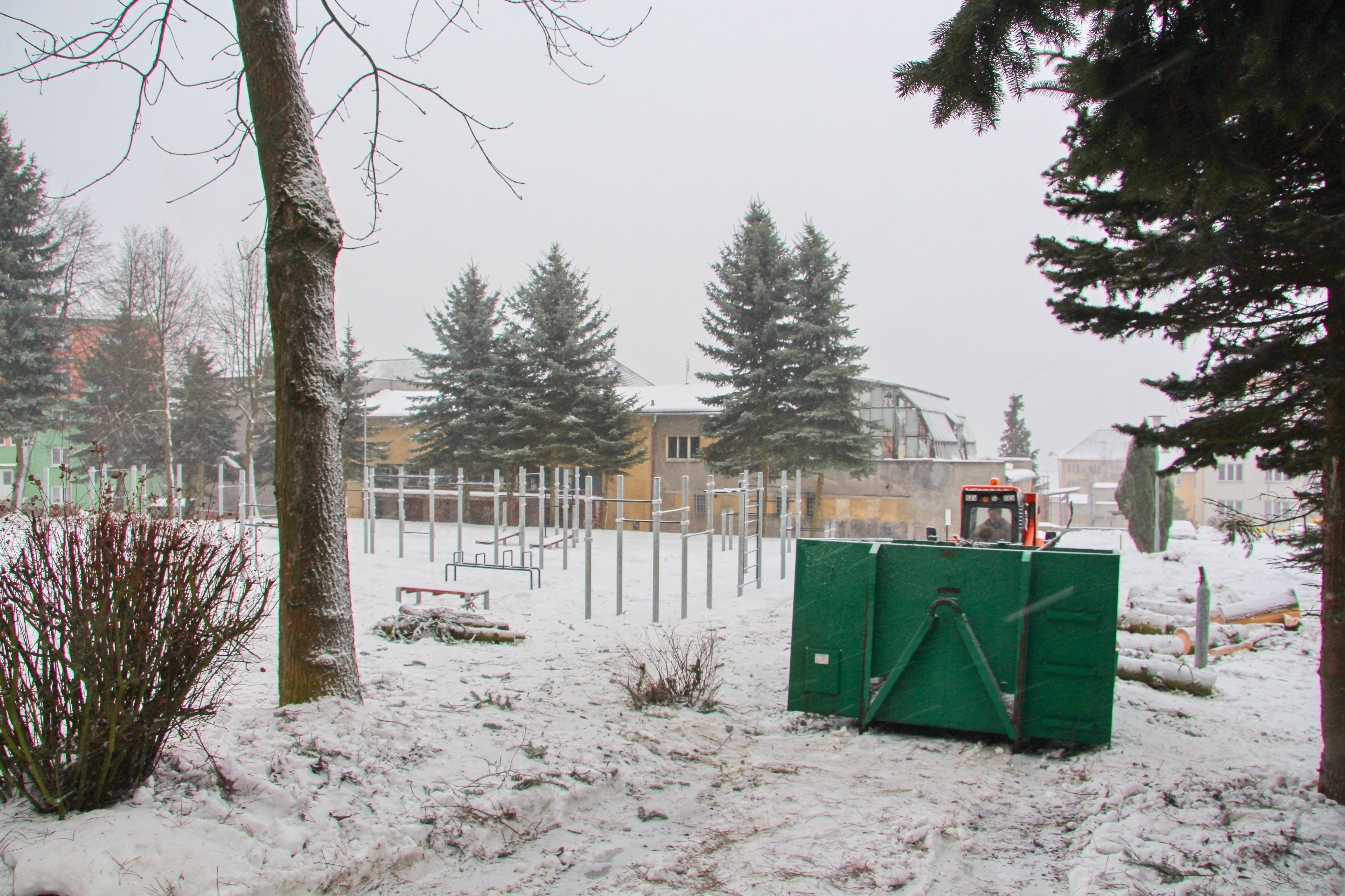 zimní prořízka u hřiště street workout