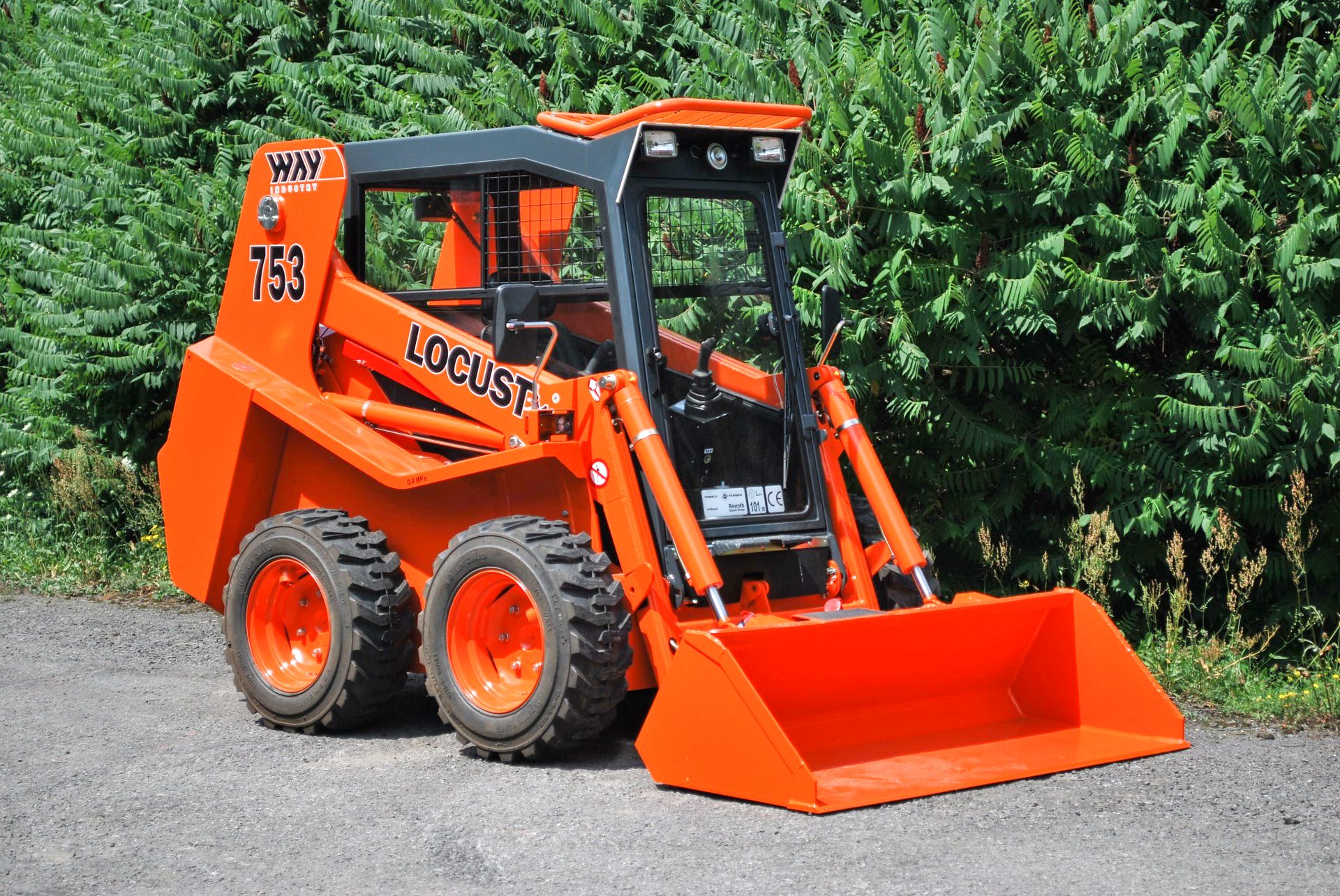 pracovní stroj locust 753