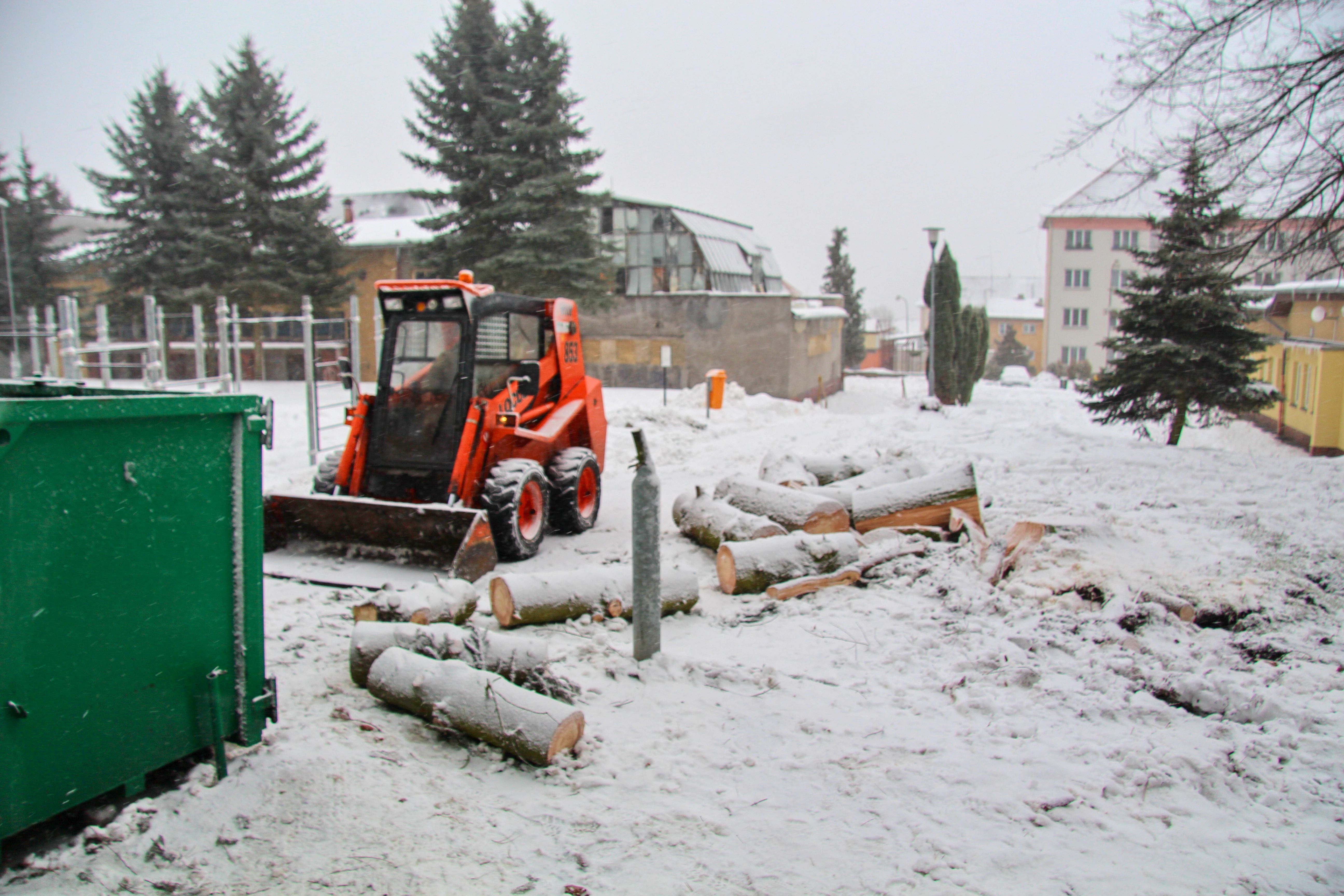 zimní údržba parku ulice Karla Čapka Habartov