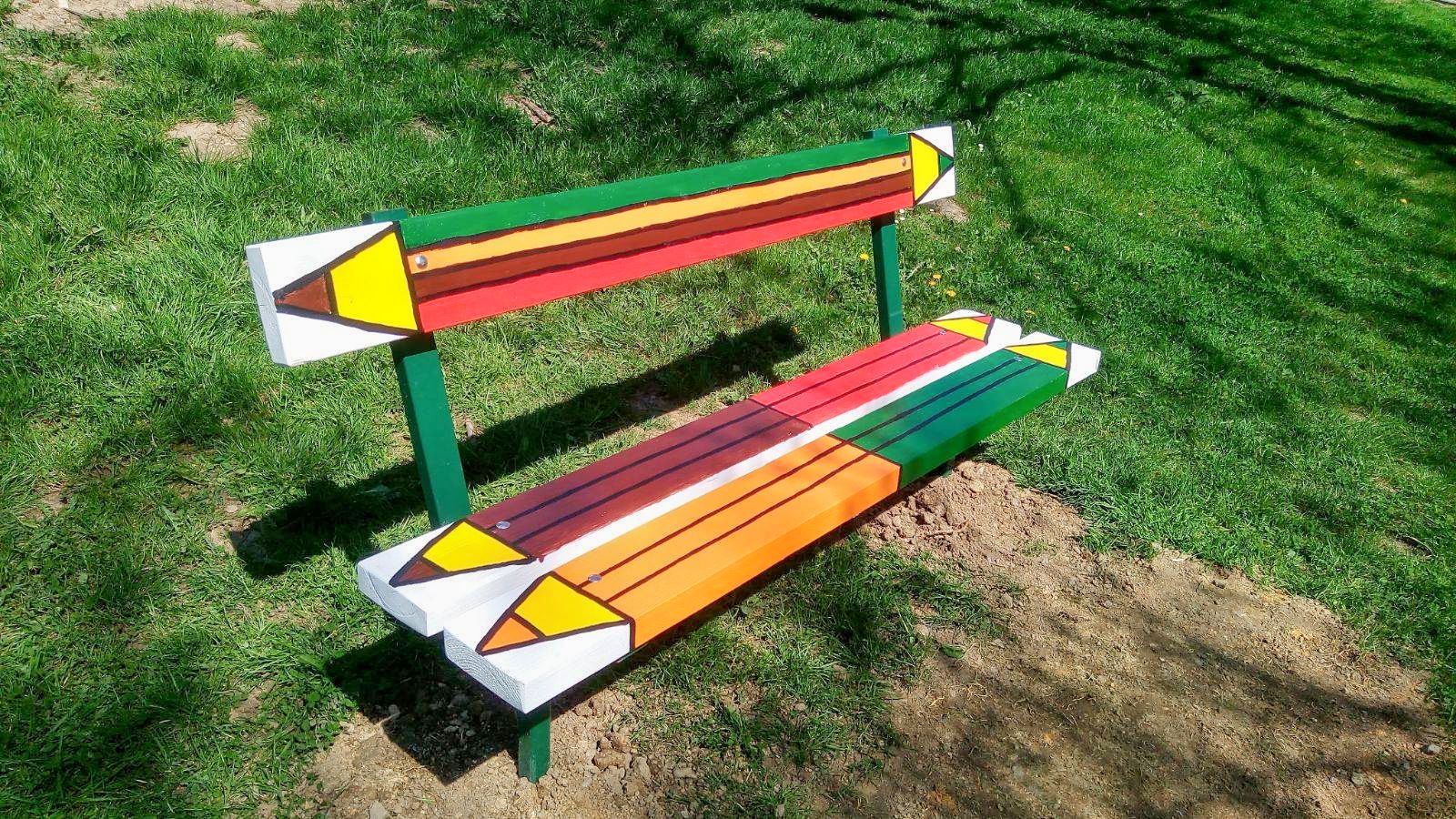 detailní záběr lavičky dětského pískoviště s hravým dekorem 'pastelka'
